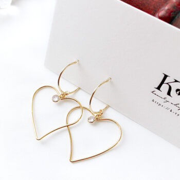 うねりハートラインストーン樹脂ピアス/イヤリング【金属アレルギー対応】