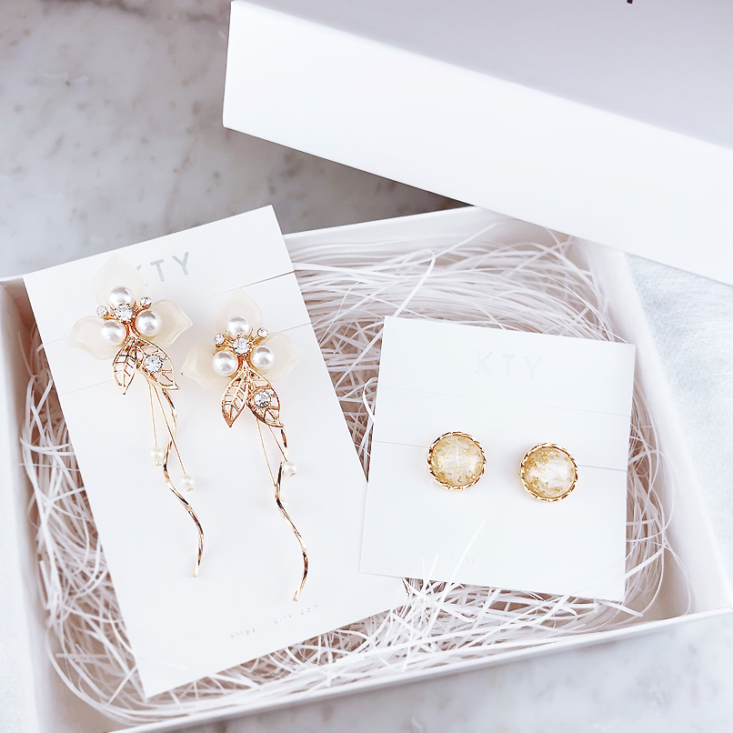 Special Gift Set］Grace White Flower ピアス&イヤリングセット | KTY