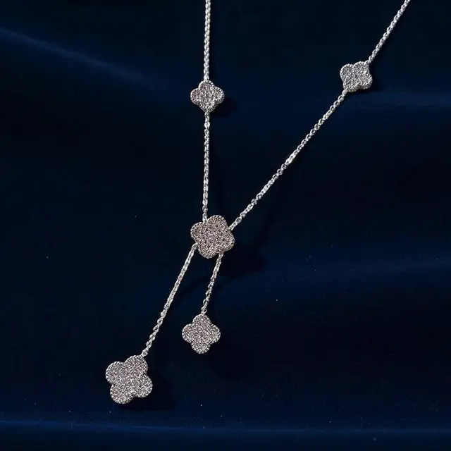 幸運のシンボル「四つ葉のクローバー」。キュービックジルコニアストーンの輝くクローバーモチーフは華やかさをプラスオンしてくれる、5Clover Pendant motif ネックレス♣️🩶

全方位にストーンを敷き詰め、どの角度から見てもゴージャスで煌びやかな印象を与えてくれます。メッキはシルバーカラーでジュエリー感たっぷり。シーズンレスで着用でき、場面も選ばないので贈り物にも最適です。高品質のメッキで、耐久性に優れ変色しにくく、長くご愛用いただけます。

#kty #ピアス #イヤリング #リング #ネックレス #ブレスレット #ッション #お呼ばれコーデ #お呼ばれドレス #ガーリーコーデ #パーティードレス #ディズニーコーデ #デートコーデ #いんすたばえ #fashion #accessories #earrings #aurora #auroranails #girly #girlyfashion #lovely #lovelyaccessories #ステンレス #金属アレルギー対応ネックレス #サージカルスチールネックレス