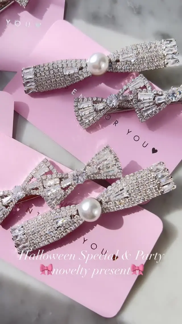 Halloween Special & Party🪽
🎀novelty present🎀

今回は、クリスタルストーンにキュービックジルコニアストーンをあしらい、煌びやかなヘアスタイルを彩るリボンモチーフの優美なヘアアクセサリー2点セット『Brilliant Perl Ribbon ヘアクリップ＋2Ribbon ヘアクリップ(￥4,200相当)』を用意いたしました🎀

重ね付けをするとゴージャスで優雅なヘアスタイリングを演出します。遊び心と乙女心くすぐるディテールは、魅力的♡ディズニーコーデやイベントコーデなど、特別な1日にもとってもおすすめです。クリップで髪に挟むだけでお洒落に可愛くなれちゃいます💕💕🎀

期間中に、¥10,000以上のご購入で必ずプレゼント。（※無くなり次第終了）
また、今後の発売予定はございません。

#kty #ピアス #イヤリング #リング #ネックレス #ブレスレット #ッション #お呼ばれコーデ #お呼ばれドレス #ガーリーコーデ #パーティードレス #ディズニーコーデ #デートコーデ #いんすたばえ #fashion #accessories #earrings #aurora #auroranails #girly #girlyfashion #lovely #lovelyaccessories #ステンレス #金属アレルギー対応ネックレス #サージカルスチールネックレス