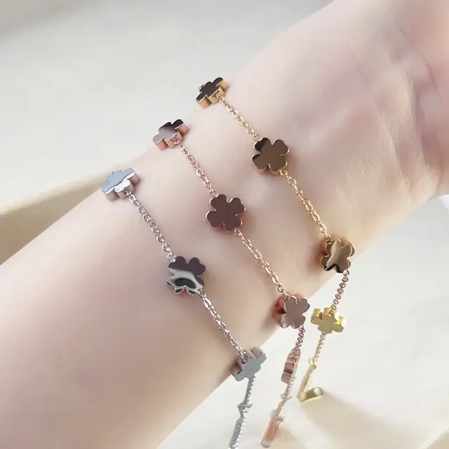 stainless steel♣️Clover✨✨

ステンレス製（医療用SUSU316Lサージカルスチール）素材を使用♡愛らしく優美な手元を演出すクローバーモチーフ優雅な印象を与えてくれる、【金属アレルギー対応/ステンレス】Grace 5Clover ブレスレット✨✨♣️

5Cloverの華やかさと大人っぽくエレガントな手元を演出します。フォーマルコーデなど、華やかな場面にも大活躍します。ご自身用としてはもちろん、贈り物にも最適なブレスレットです

#kty #ピアス #イヤリング #リング #ネックレス #ブレスレット #ッション #お呼ばれコーデ #お呼ばれドレス #ガーリーコーデ #パーティードレス #ディズニーコーデ #デートコーデ #いんすたばえ #fashion #accessories #earrings #aurora #auroranails #girly #girlyfashion #lovely #lovelyaccessories #ステンレス #金属アレルギー対応ネックレス #サージカルスチールネックレス